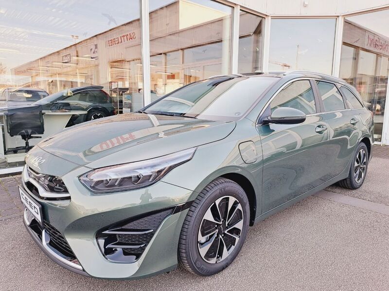 Grün Gebraucht 2023 Kia Ceed Sportswagon Spirit Kombi | 32.999 € (Teuer) - Bild 1/4