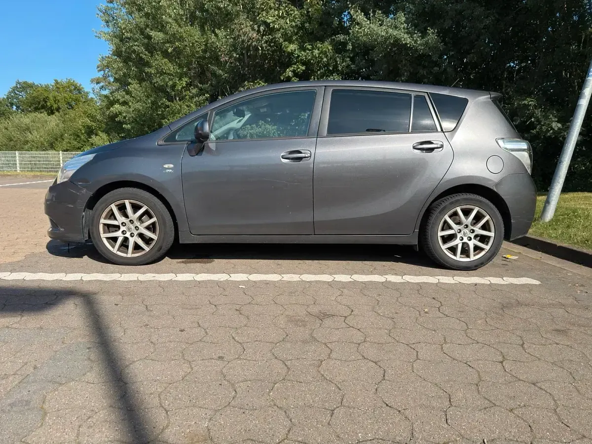 Gebraucht Toyota Verso 150 PS (110 kW) 2010 Grau Van / Kleinbus
