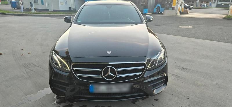 Schwarz Gebraucht 2018 Mercedes E200 AMG line Limousine | 25.000 € (Fairer Preis) - Bild 1/4