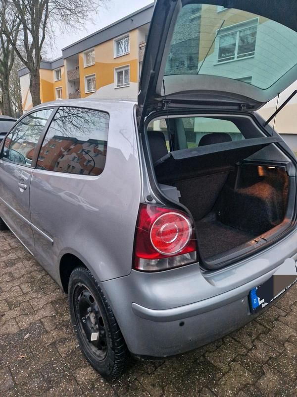Grau Gebraucht 2008 VW Polo Limousine | 2.100 € (Guter Preis) - Bild 1/4