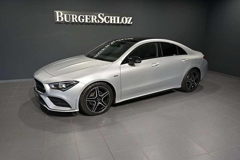Silber iridiumsilber metallic Gebraucht 2021 Mercedes CLA200 AMG Coupé | 33.400 € (Etwas zu teuer) - Bild 1/3