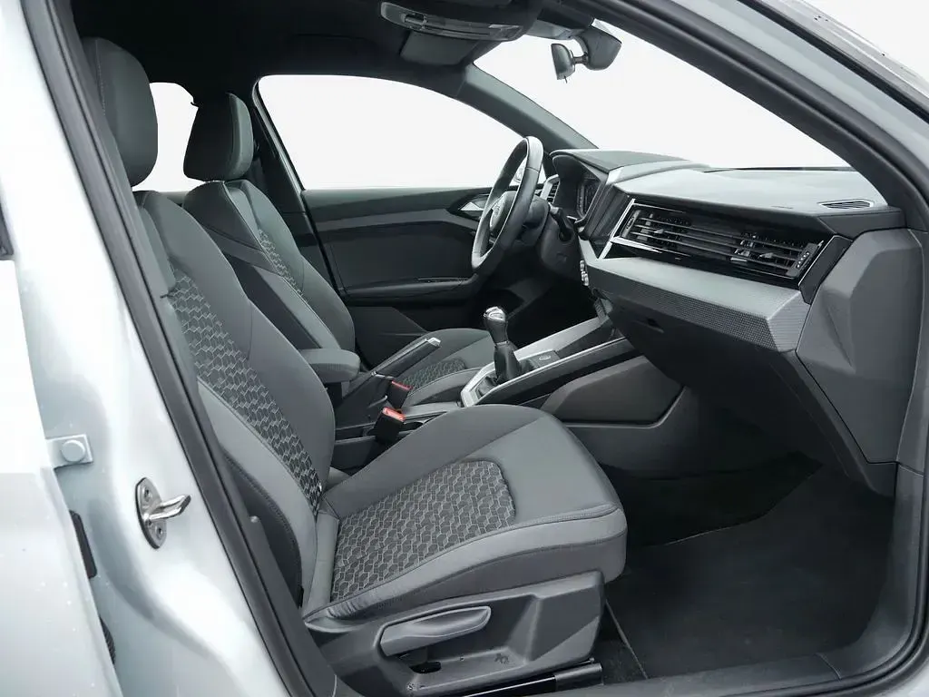Gebraucht Audi A1 Sportback S-Line 95 PS (69 kW) 2023 Gletscherweiß metallic Kleinwagen