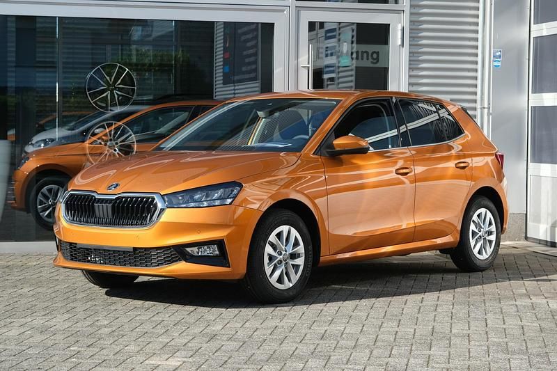 Neu Skoda Fabia Selection 116 PS (85 kW) 2025 Phoenix orange metallic Limousine