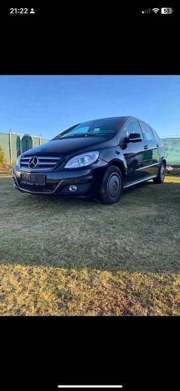 Gebraucht Mercedes B180 116 PS (85 kW) 2011 Schwarz Van / Kleinbus