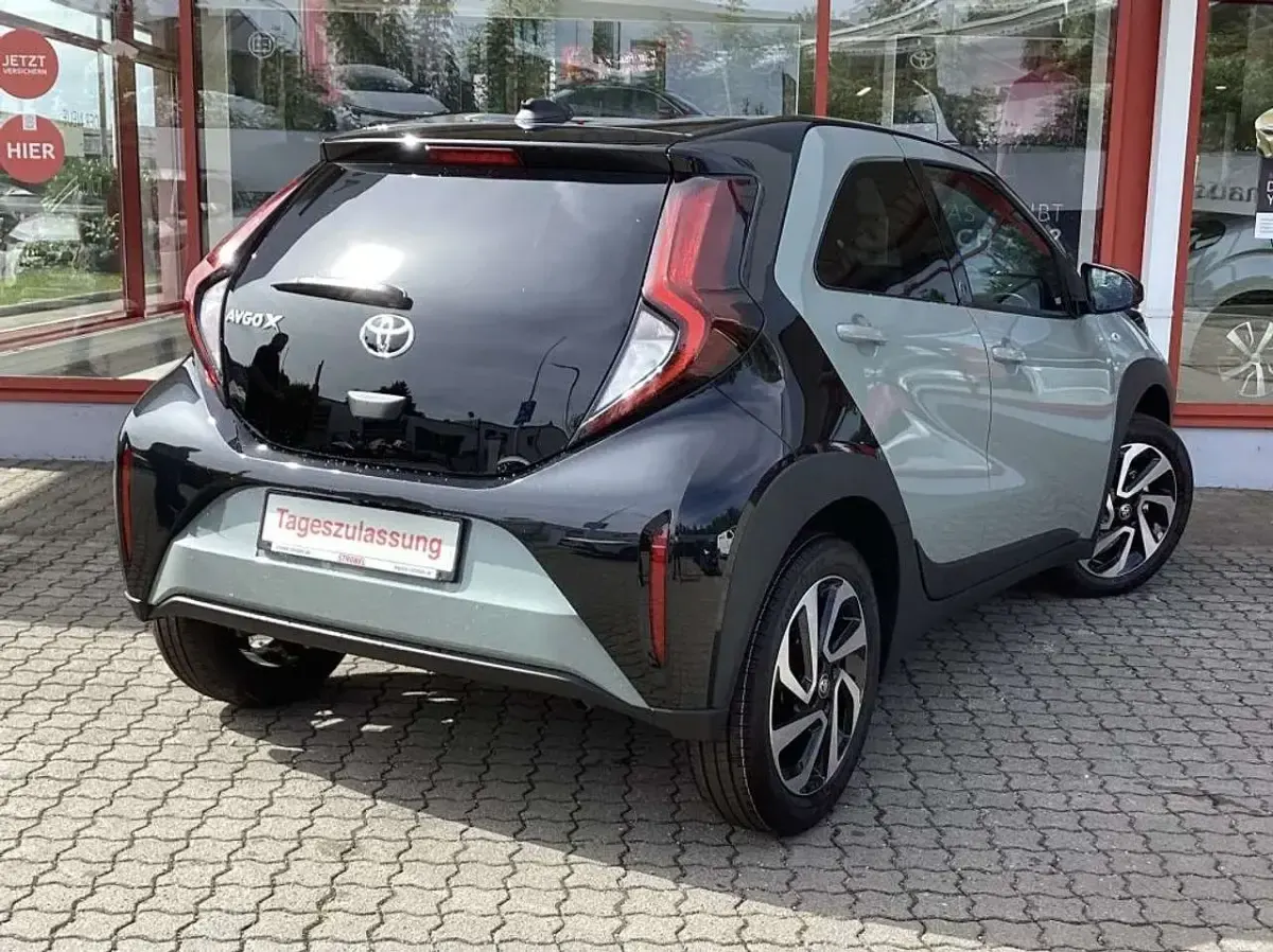 Neu Toyota Aygo X 72 PS (52 kW) 2025 Urban khaki / night sky black SUV