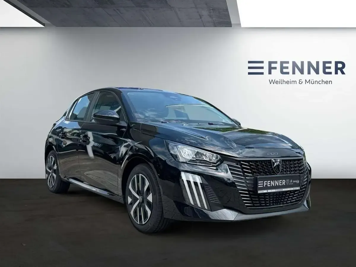 Neu Peugeot 208 Style 101 PS (74 kW) 2026 Lackierung schwarz perla nera/typ aussenverkleidung metalliclackierung Kleinwagen