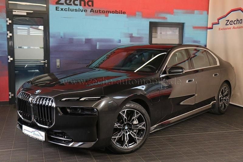 Gebraucht BMW 750e Performance 489 PS (359 kW) 2024 Sophistograu brillanteffekt (a Limousine