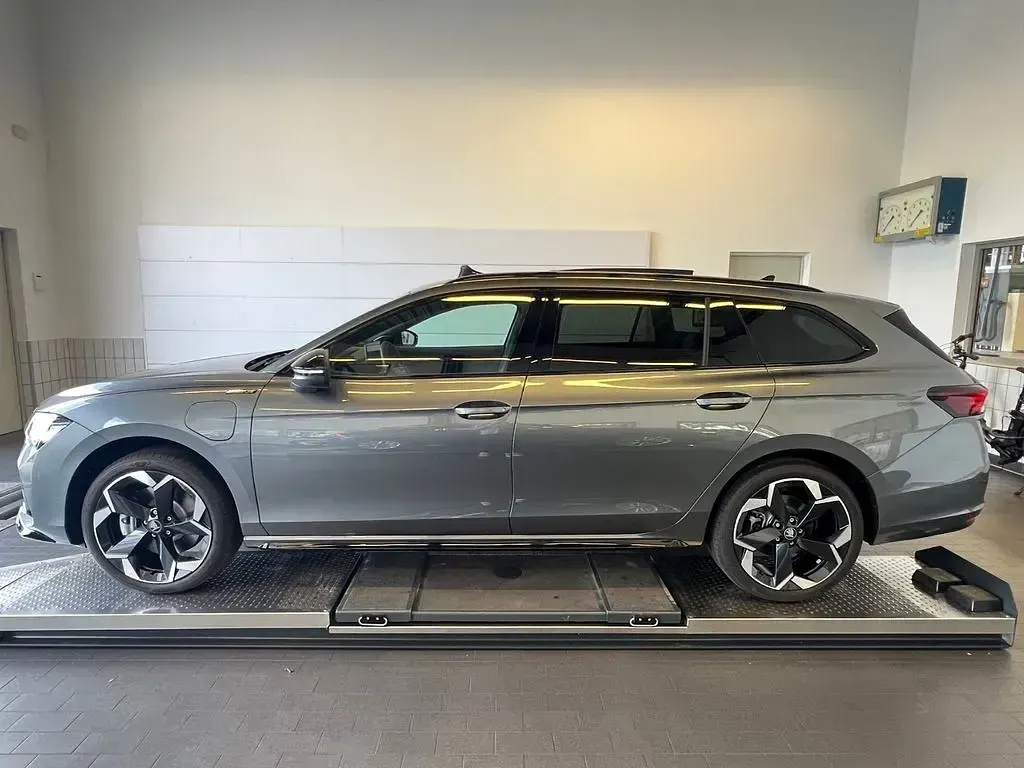 Neu Skoda Superb SportLine 204 PS (150 kW) 2026 Graphitegrau metallic Kombi