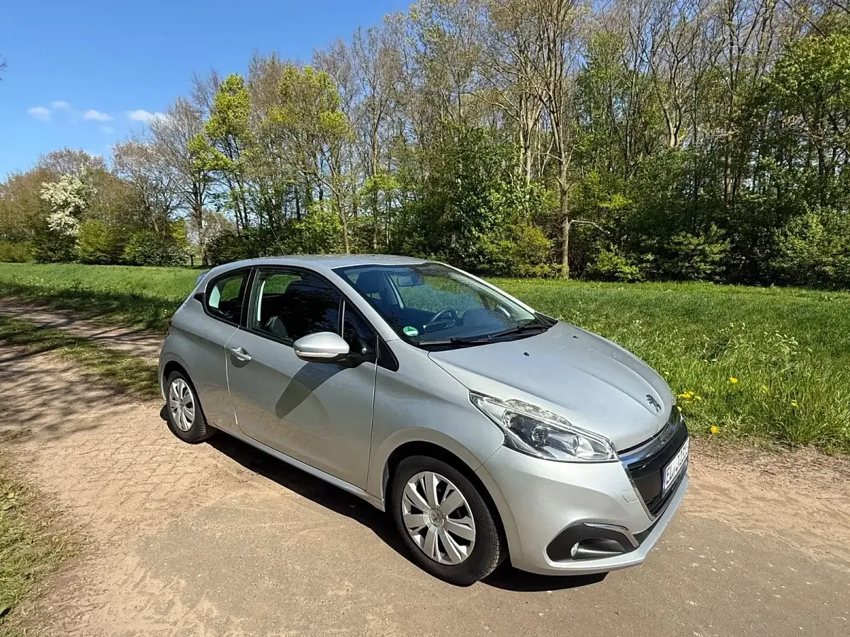 Gebraucht Peugeot 208 Active 99 PS (72 kW) 2016 Grau Kleinwagen
