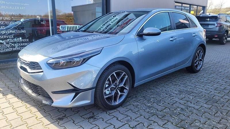 Neu Kia Ceed 140 PS (102 kW) 2025 Silber Kleinwagen