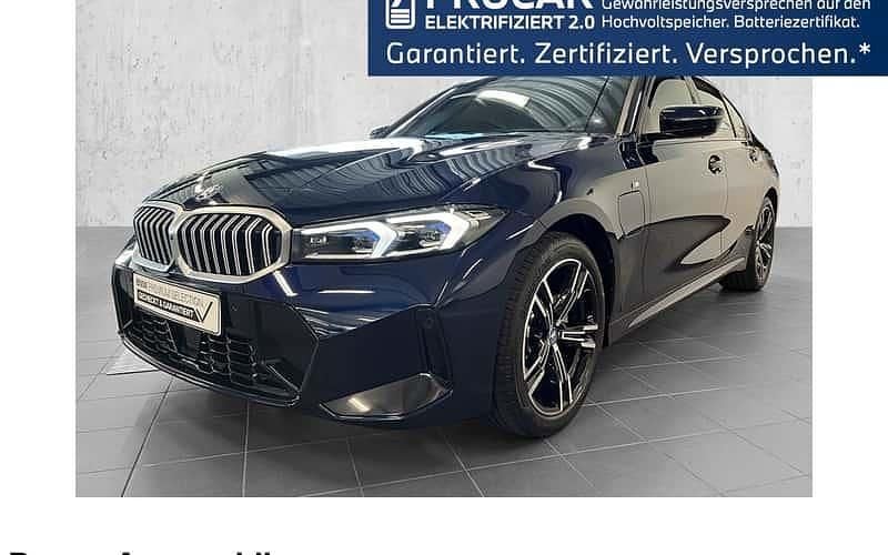 Blau Gebraucht 2024 BMW 330e Shadowline Limousine | 42.890 € (Guter Preis) - Bild 1/4