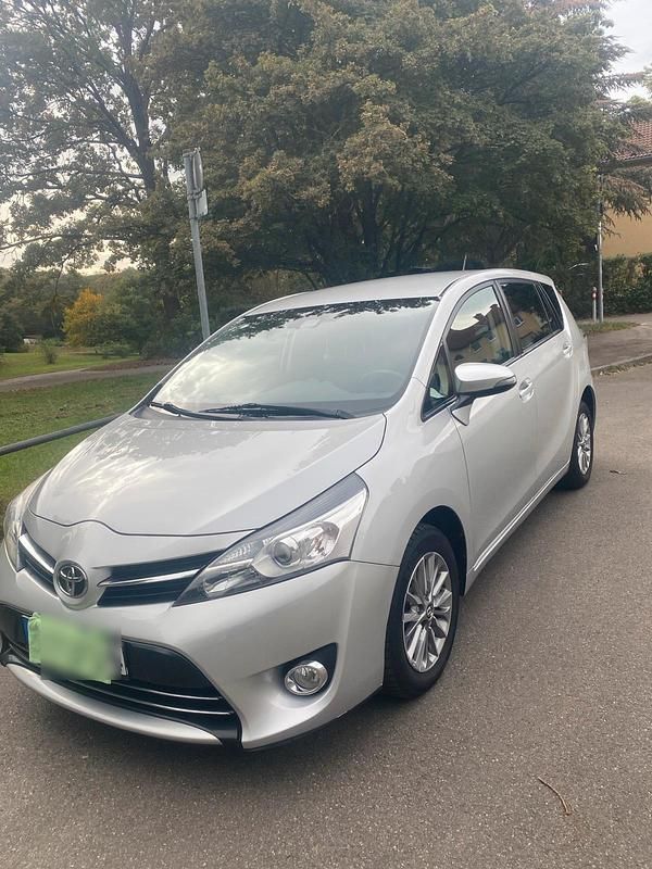 Grau Gebraucht 2016 Toyota Verso Van / Kleinbus | 9.990 € (Guter Preis) - Bild 1/4