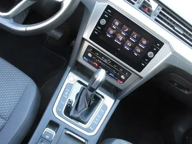 Gebraucht VW Passat 150 PS (110 kW) 2023 Grau Kombi