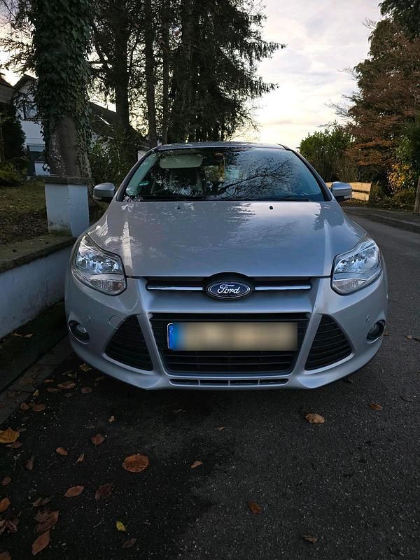 Grau Gebraucht 2013 Ford Focus Kombi | 2.700 € (Superpreis) - Bild 1/4