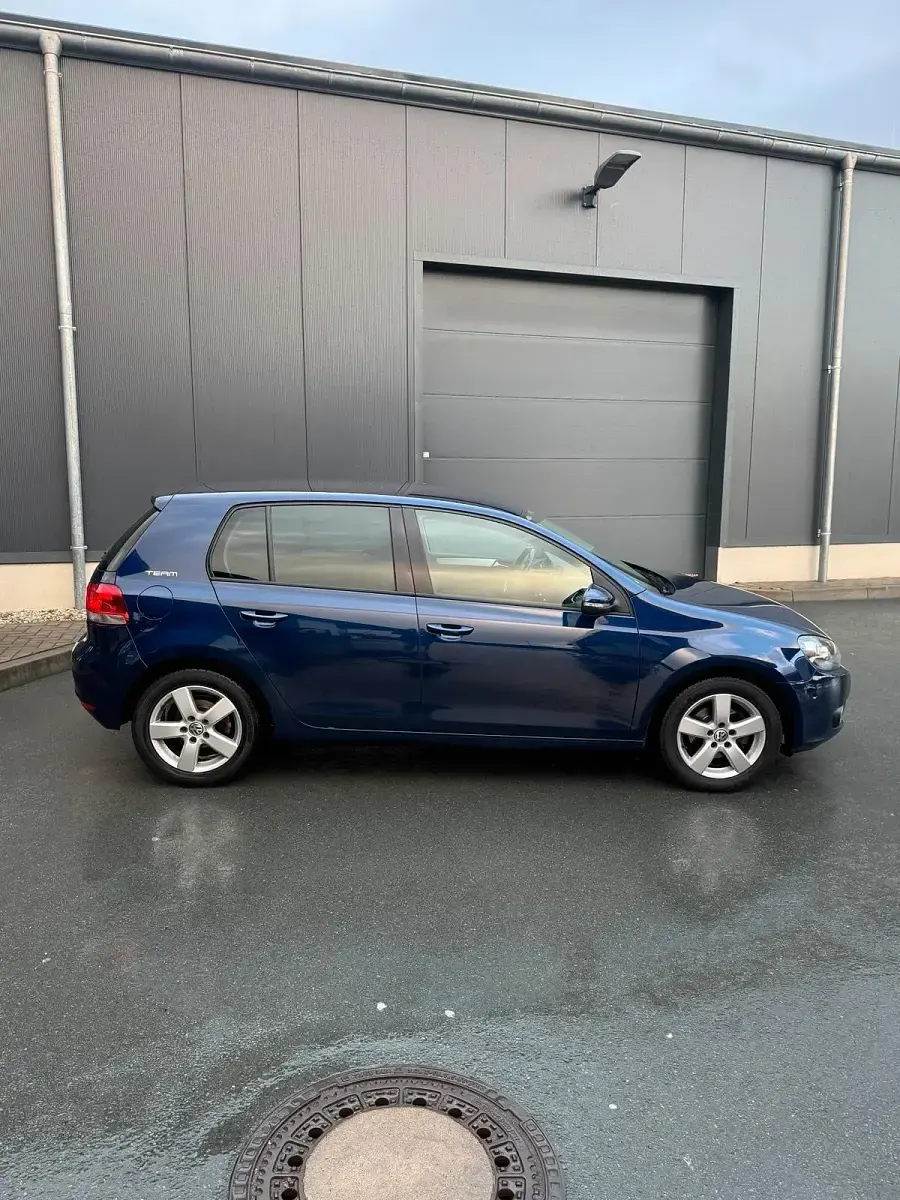 Gebraucht VW Golf VI Team 105 PS (77 kW) 2010 Blau Kleinwagen