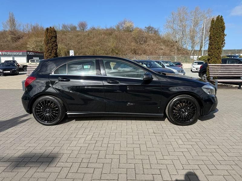 Gebraucht Mercedes A180 122 PS (89 kW) 2016 Schwarz Kleinwagen