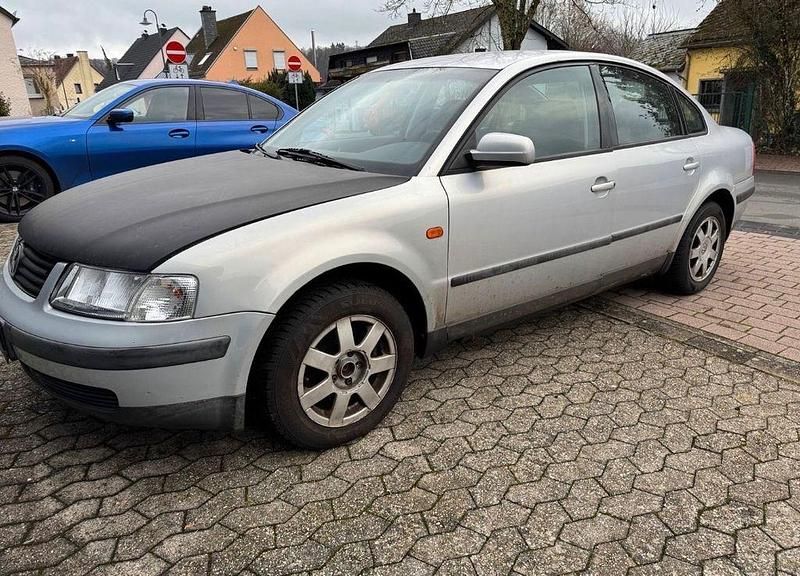 Gebraucht VW Passat Basis 125 PS (91 kW) 1998 Silber Limousine