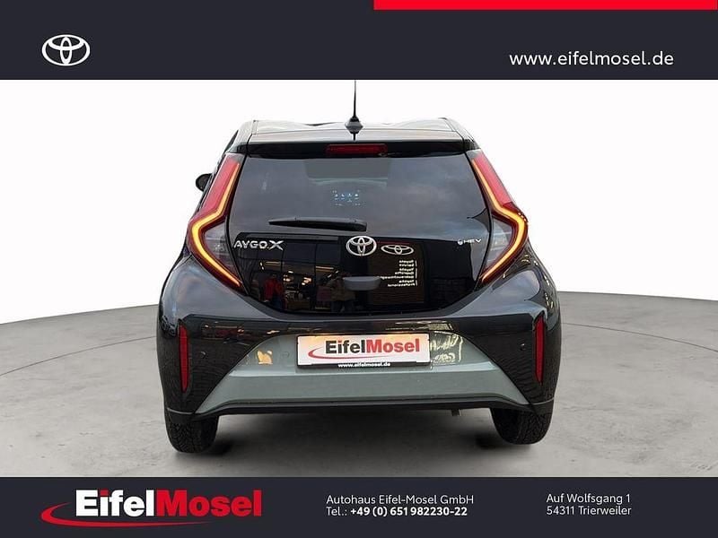 Neu Toyota Aygo X 92 PS (67 kW) 2025 Grün SUV