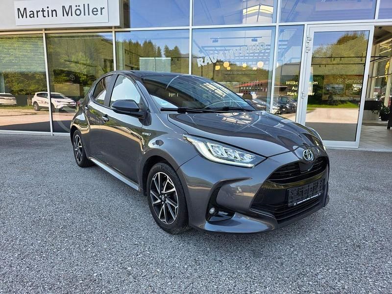 Grau Gebraucht 2020 Toyota Yaris Hybrid Club Limousine | 17.900 € (Fairer Preis) - Bild 1/4