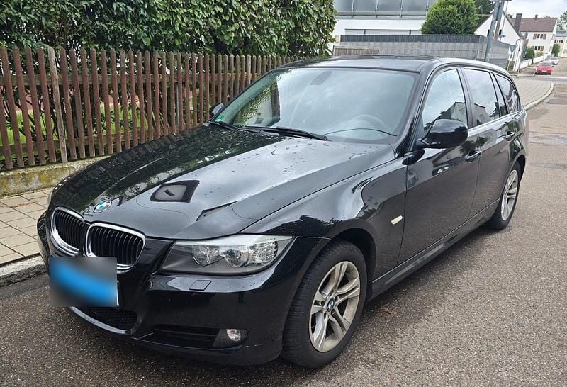 Gebraucht BMW 318 143 PS (105 kW) 2011 Schwarz Kombi