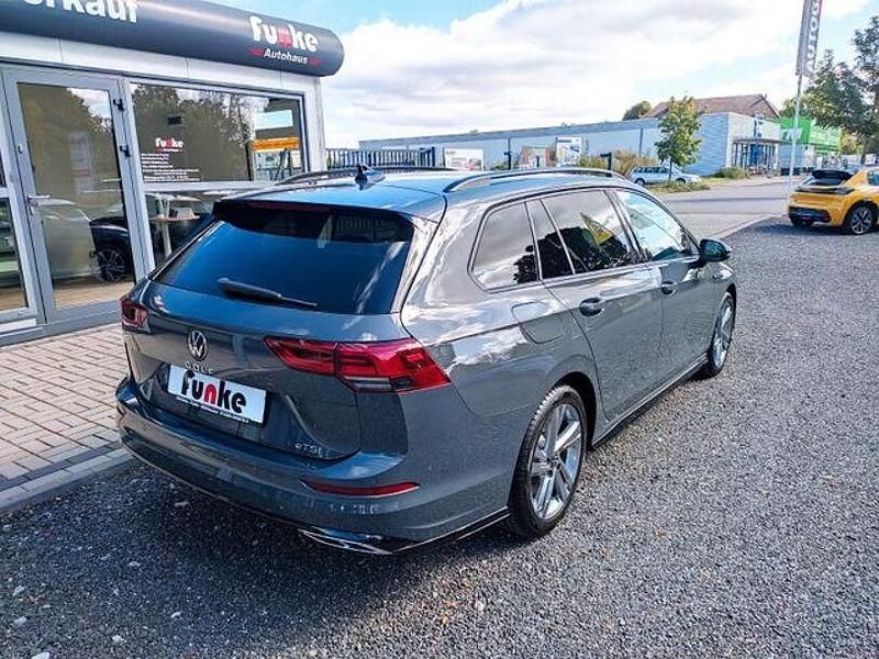 Gebraucht VW Golf VIII R-line 150 PS (110 kW) 2023 Delfingrau Kombi