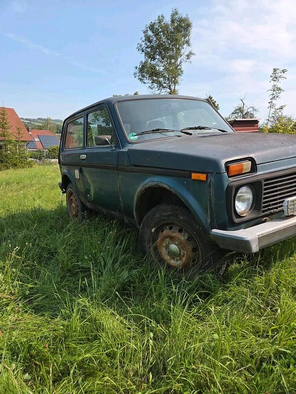 Grün Gebraucht 2010 Lada niva SUV | 1.150 € - Bild 1/4