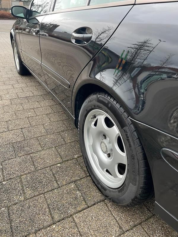 Second-hand Mercedes E200 163 CP (119 kW) 2003 Negru Break