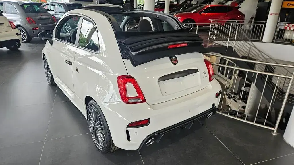 Gebraucht Abarth 595C 165 PS (121 kW) 2023 Gara weiß Cabrio