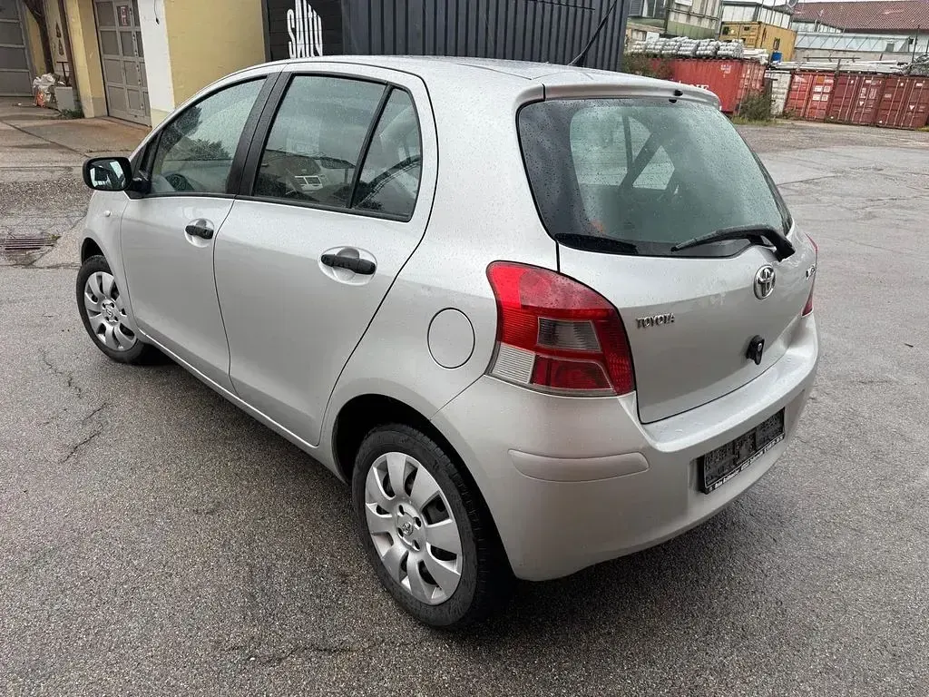 Gebraucht Toyota Yaris Cool 69 PS (50 kW) 2011 Silber Kleinwagen