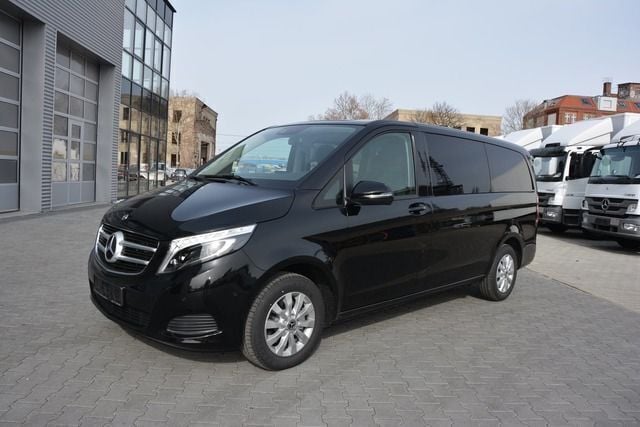 Schwarz metallic Gebraucht 2019 Mercedes V220 Van / Kleinbus | 40.459 € - Bild 1/4