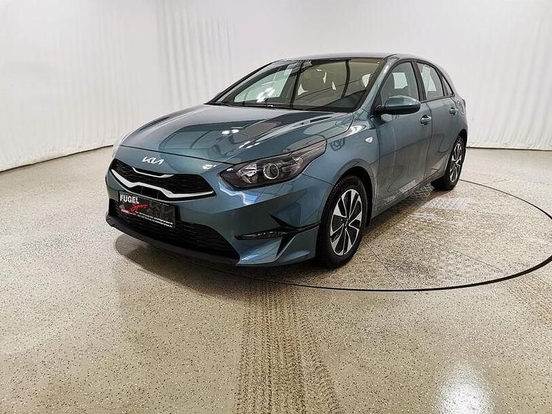 Neu Kia Ceed Play 140 PS (102 kW) 2025 Yucca steel Kleinwagen