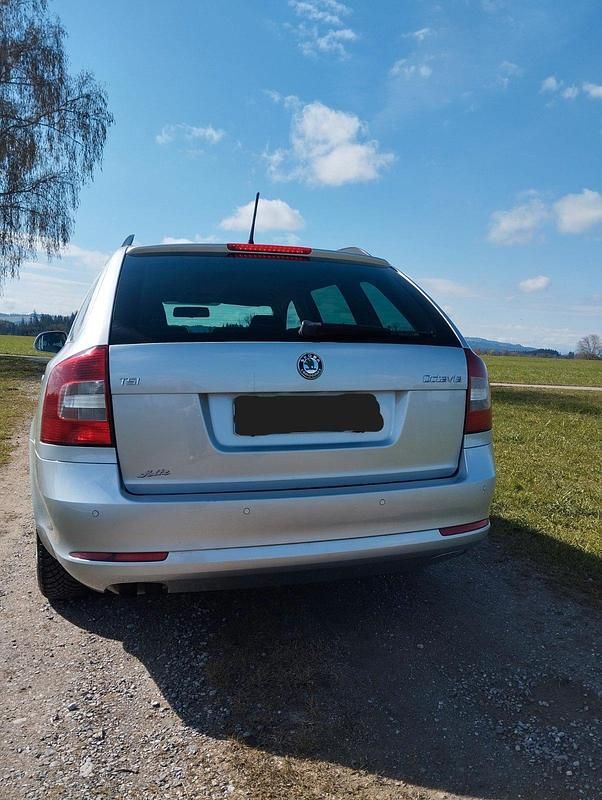 Gebraucht Skoda Octavia 122 PS (89 kW) 2011 Silber Kombi