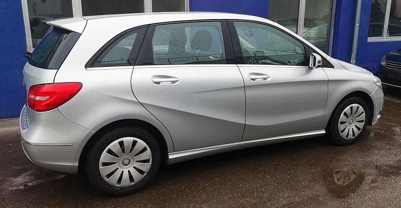 Gebraucht Mercedes B180 109 PS (80 kW) 2015 Silber Van / Kleinbus