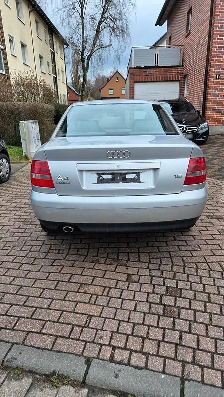 Second-hand Audi A4 100 CP (73 kW) 2000 Argintiu Berlinǎ