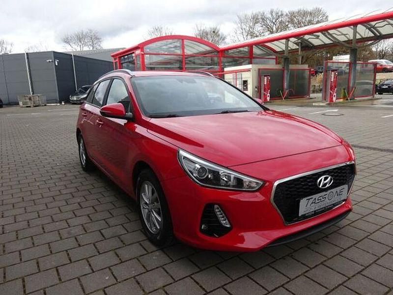 Gebraucht Hyundai i30 Pure 120 PS (88 kW) 2018 Rot Kombi