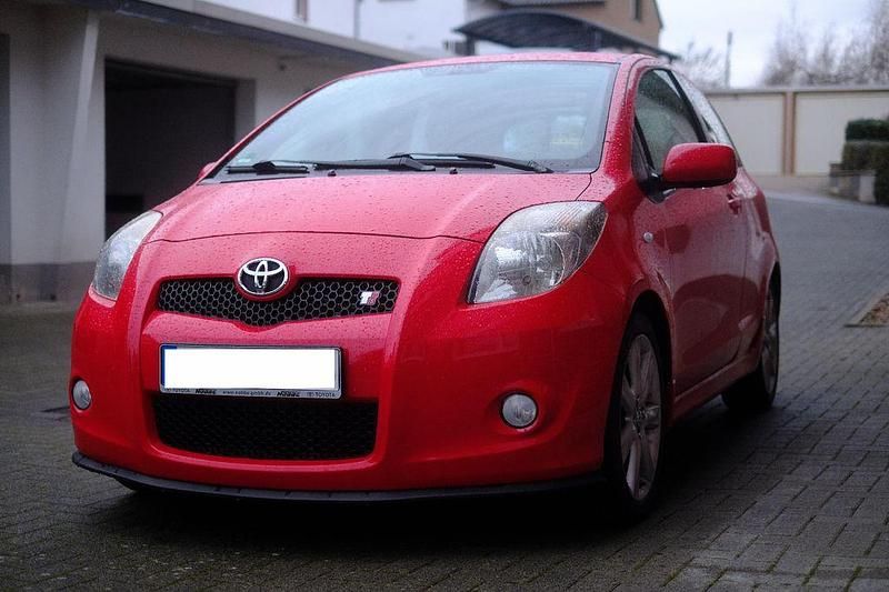 Rot Gebraucht 2006 Toyota Yaris Limousine | 4.500 € (Guter Preis) - Bild 1/4