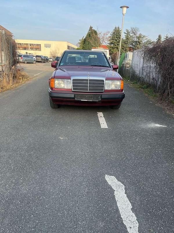 Gebraucht Mercedes E200 118 PS (86 kW) 1991 Rot Limousine