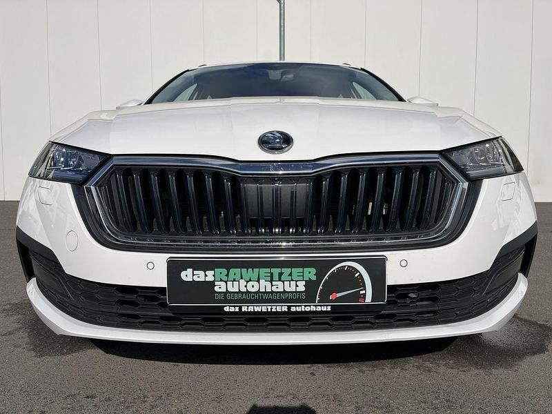 Gebraucht Skoda Octavia Clever 150 PS (110 kW) 2022 Candyweiss Kombi