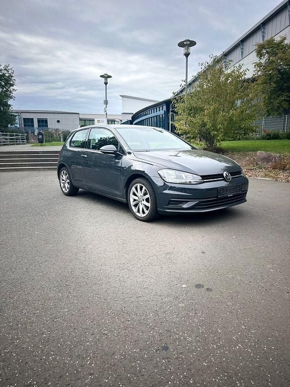 Grau Gebraucht 2018 VW Golf VII Trendline Limousine | 8.900 € (Superpreis) - Bild 1/4