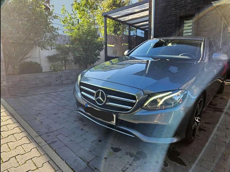Grau Gebraucht 2019 Mercedes E220 Avantgarde Limousine | 23.500 € (Superpreis) - Bild 1/4