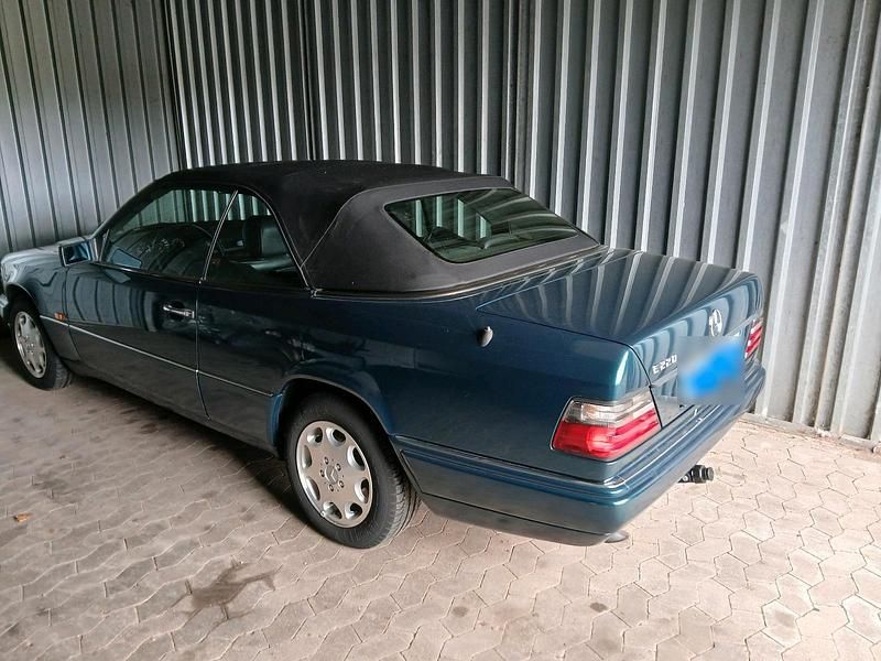 Gebraucht Mercedes E220 150 PS (110 kW) 1995 Grün Cabrio