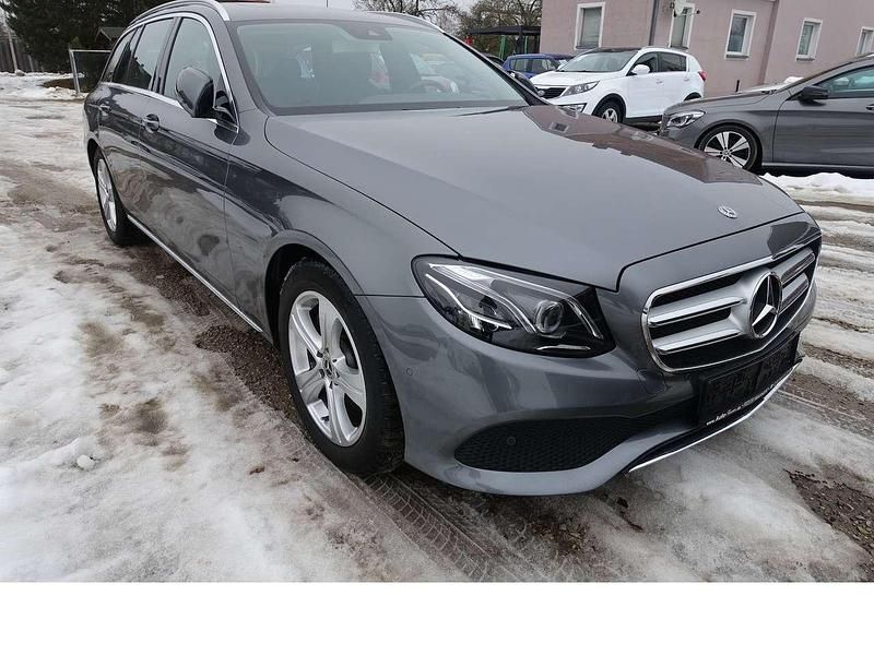 Gebraucht Mercedes E220 Avantgarde 194 PS (142 kW) 2017 Selenitgrau Kombi