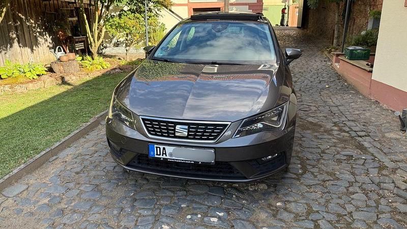 Grau Gebraucht 2017 Seat Leon XCELLENCE Limousine | 14.200 € (Fairer Preis) - Bild 1/4