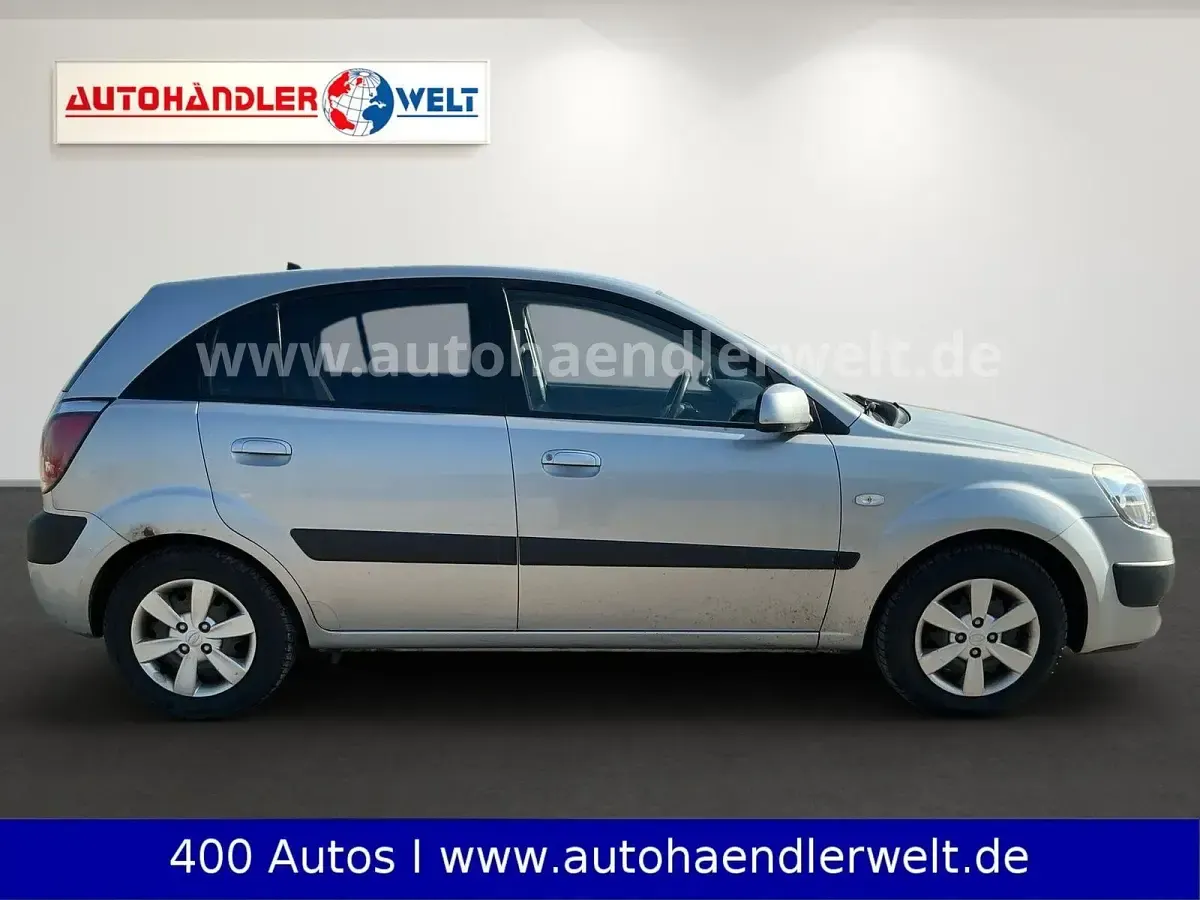 Używany Kia Rio Basis 97 KM (71 kW) 2009 Srebrny Sedan/Limuzyna