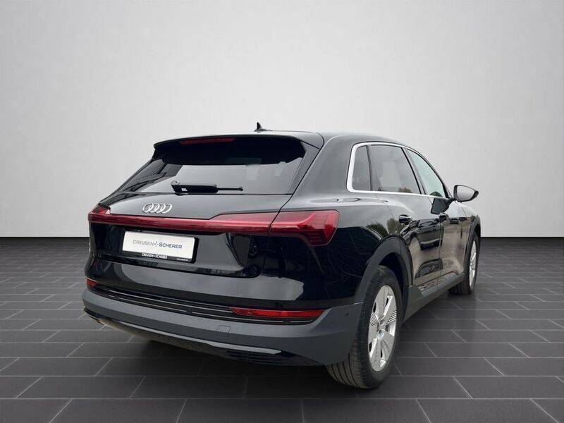 Gebraucht Audi e-tron Basis 230 kW (313 PS) 2022 Brillantschwarz SUV