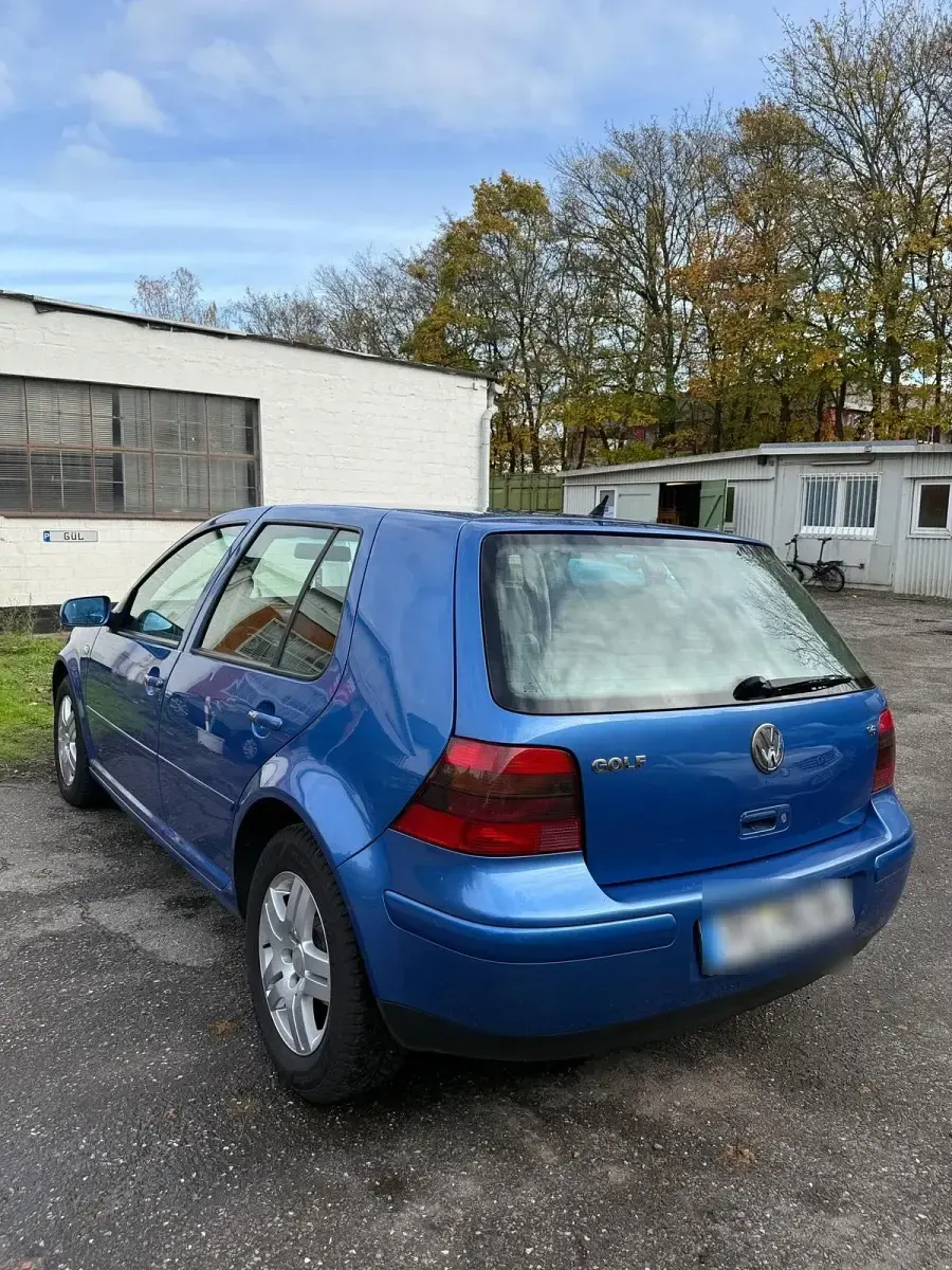 Second-hand VW Golf IV 101 CP (74 kW) 2000 Albastru Berlinǎ