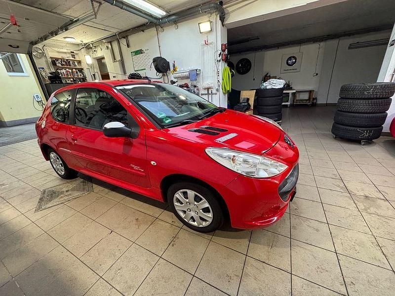 Rot Gebraucht 2012 Peugeot 206+ Sportium Kleinwagen | 2.380 € (Fairer Preis) - Bild 1/4