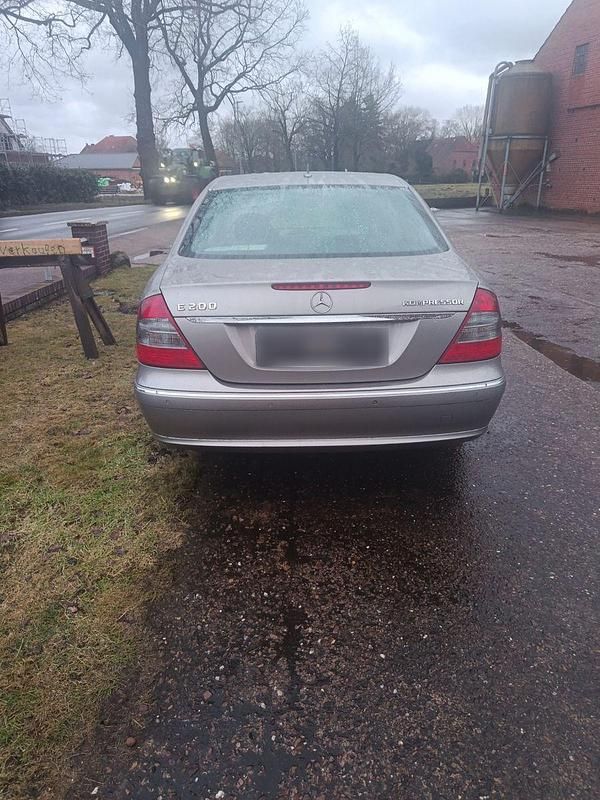 Gebraucht Mercedes E200 Classic 184 PS (135 kW) 2007 Silber Limousine