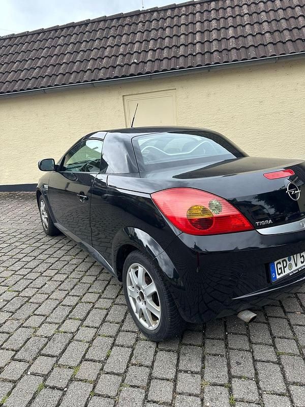 Schwarz Gebraucht 2005 Opel Tigra Kleinwagen | 1.600 € - Bild 1/4