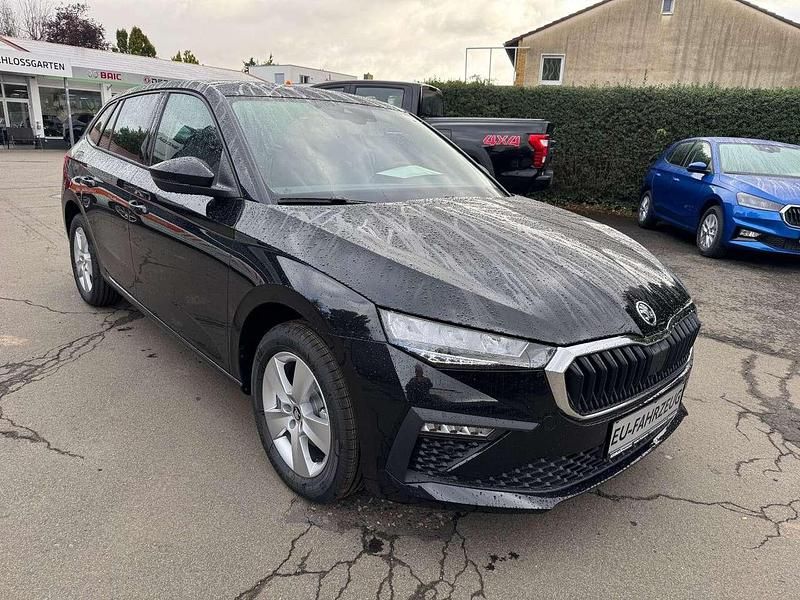 Neu Skoda Scala Selection 116 PS (85 kW) 2025 Schwarzmagic perleffekt Kleinwagen